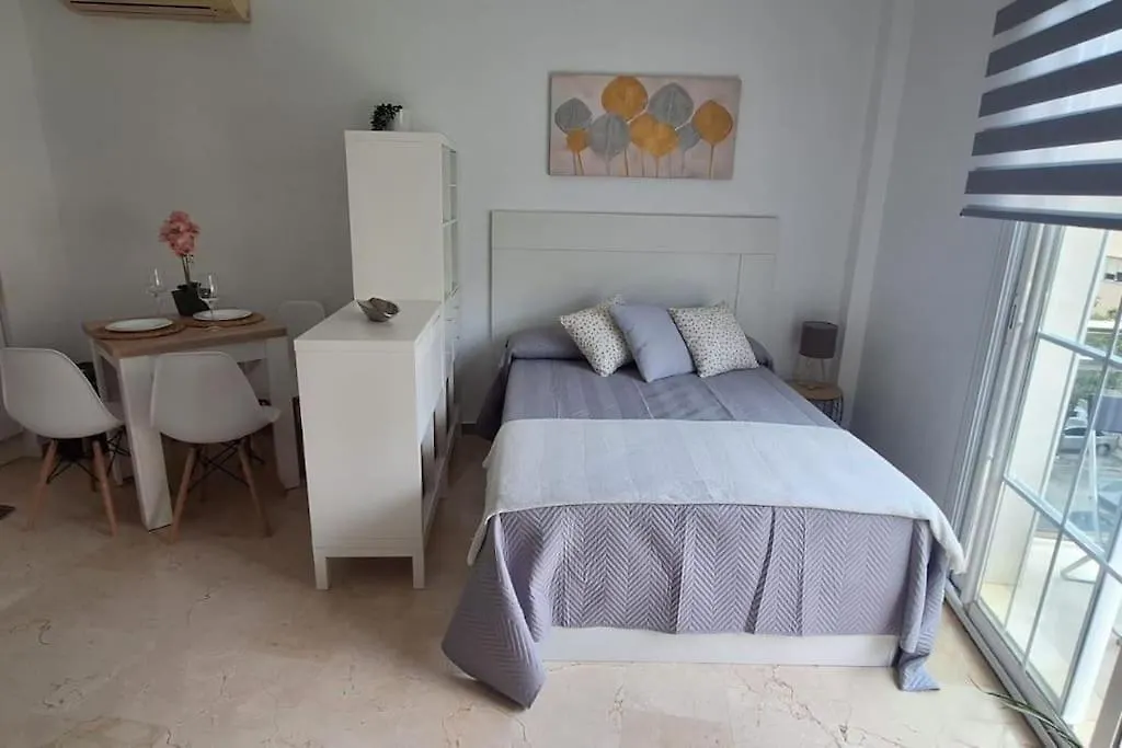 Room City Estepona Estudio Mar contacts